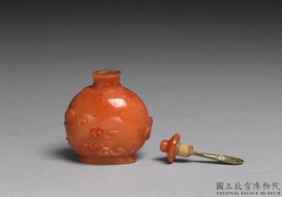 图片[2]-Coral snuff bottle with a bat-and-auspicious-clouds design, Qing dynasty, Qianlong reign (1736-1795)-China Archive